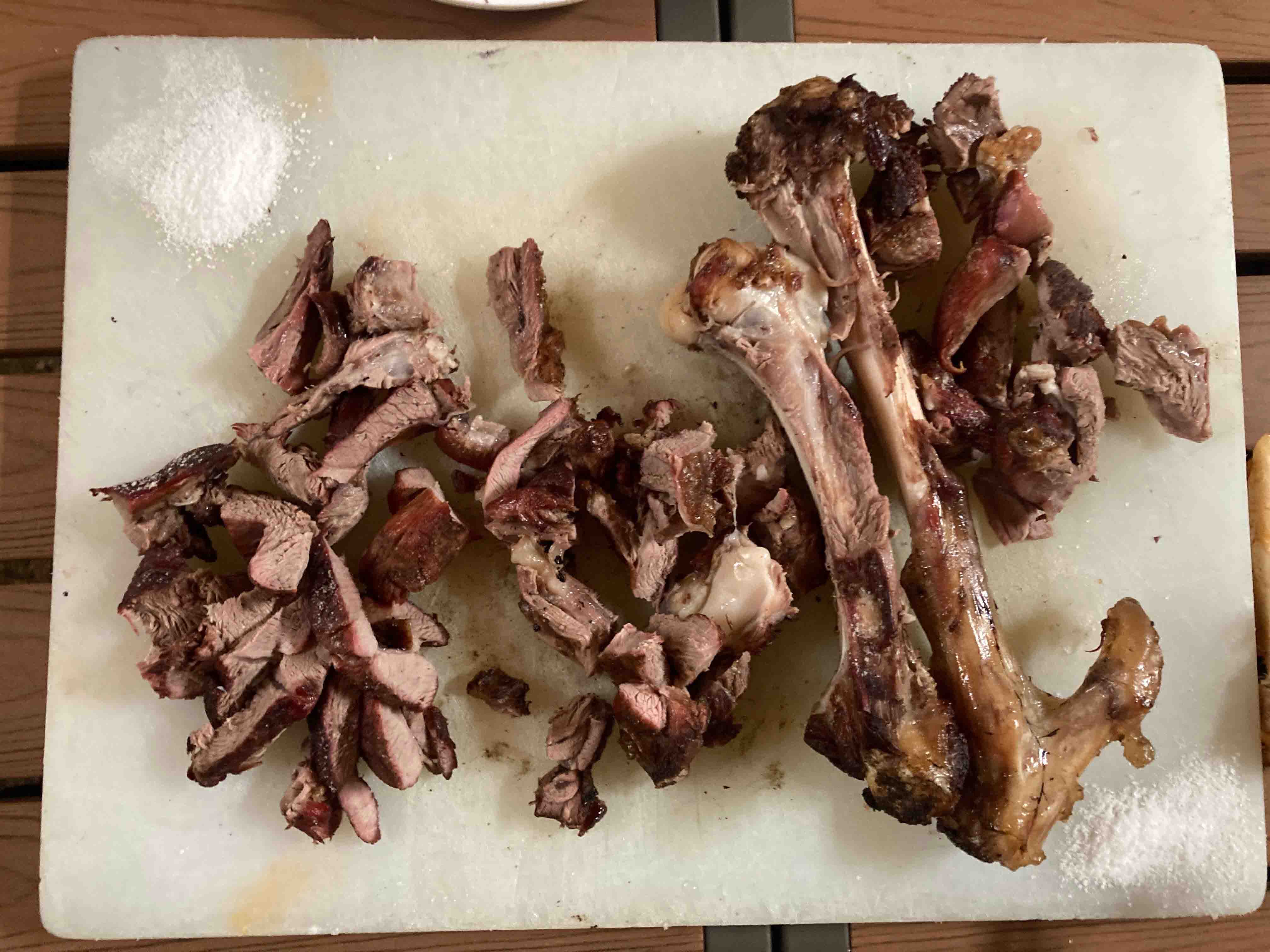 まな板の上に刻まれたニャマチョマと横に置かれた塩の山。