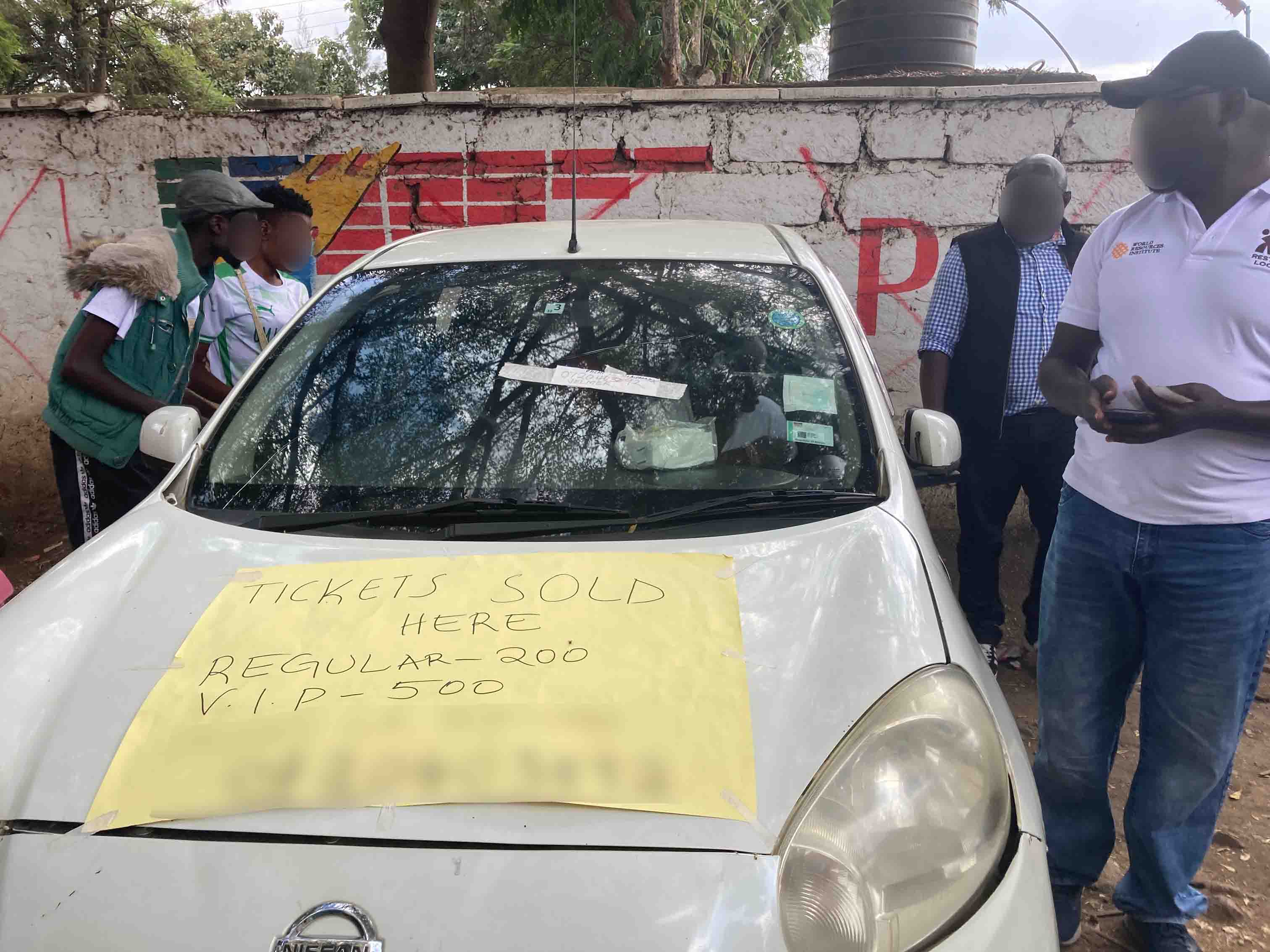 スタジアム外で試合チケットを販売する車。