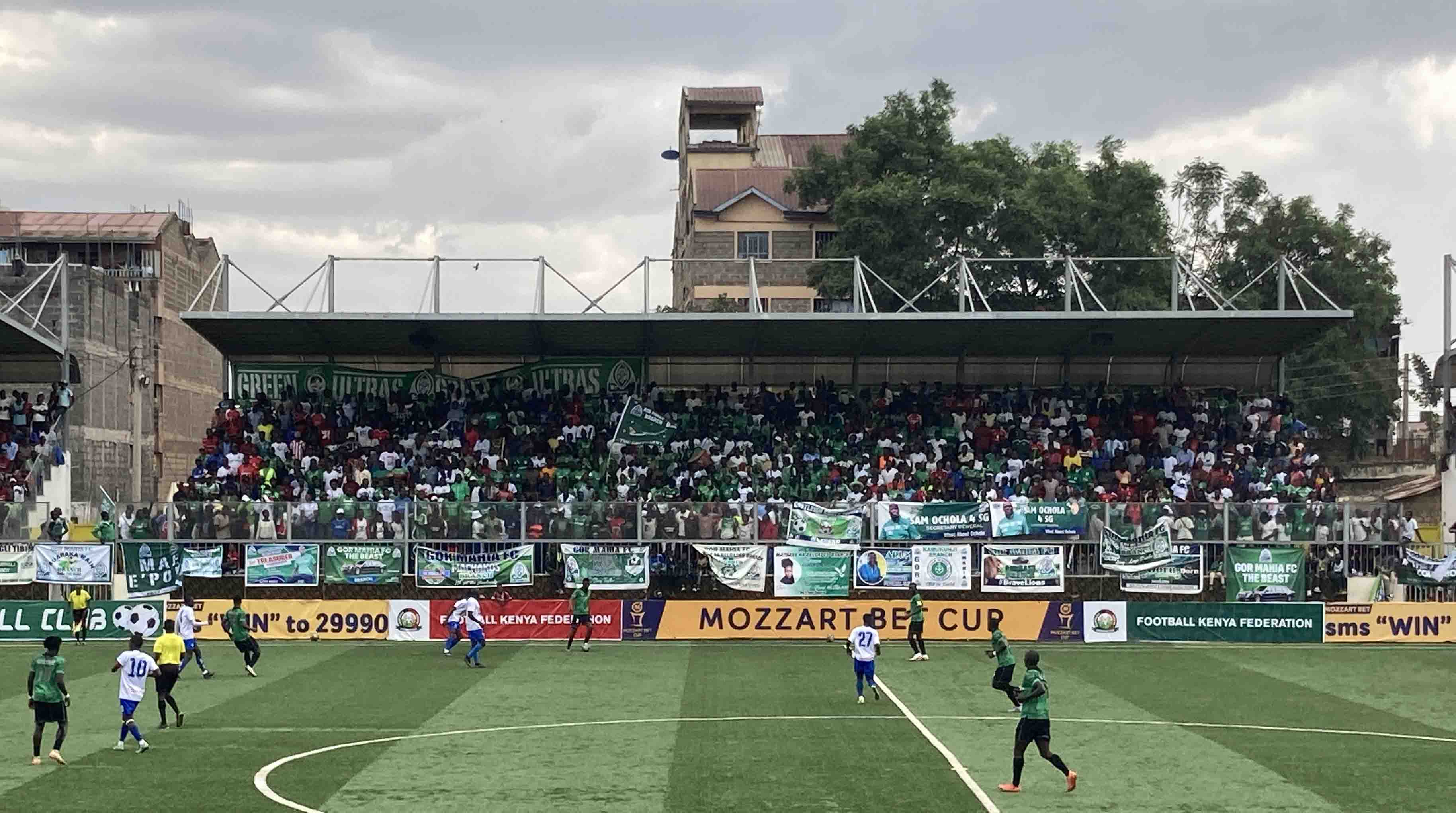 ケニア・プレミアリーグの試合で観客席を埋め尽くすファン。