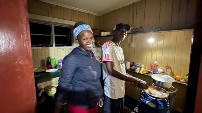 ケニア山の高地にある静かな湖。空と雲が鏡のように水面に映っている。
