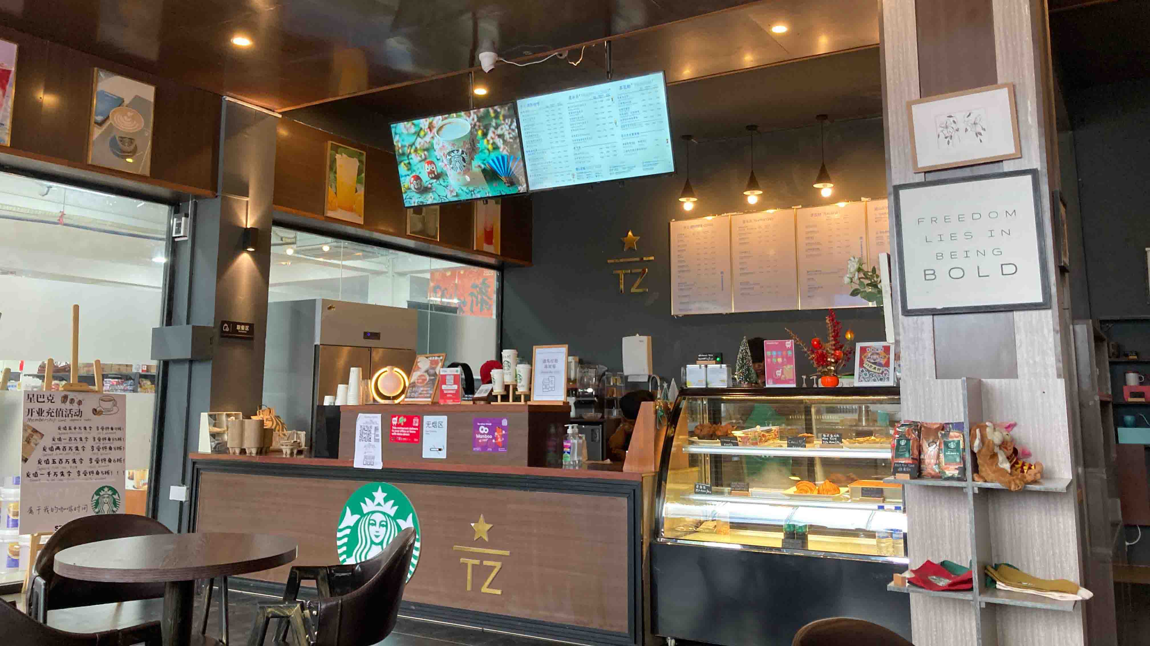 注文カウンター、メニューボード、ベーカリーコーナー、座席エリアを含むスターバックス店内の様子。