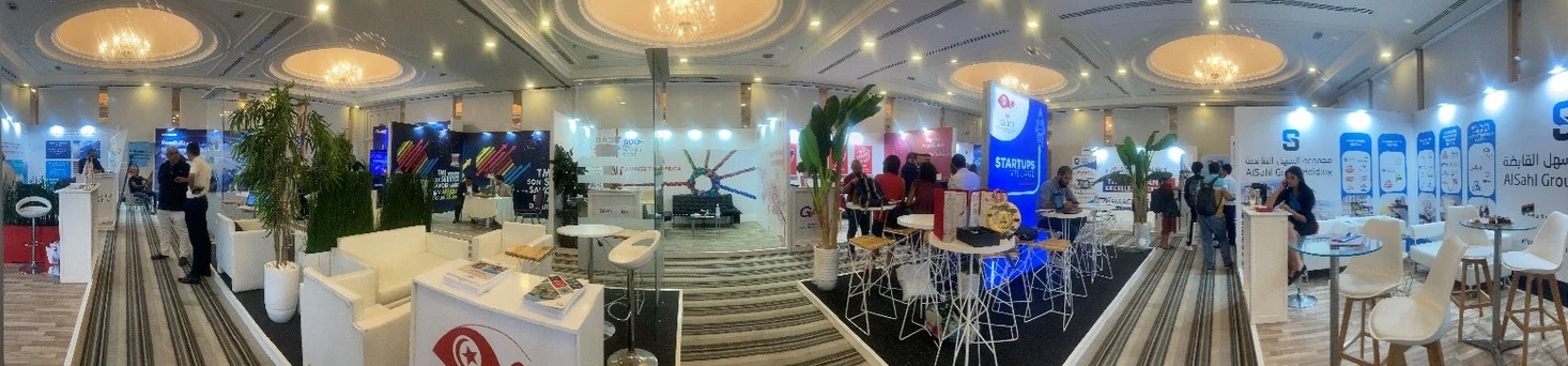 ロジスティクス、テクノロジー、スタートアップ企業のブースが並ぶ、活気ある展示会場の広角写真。