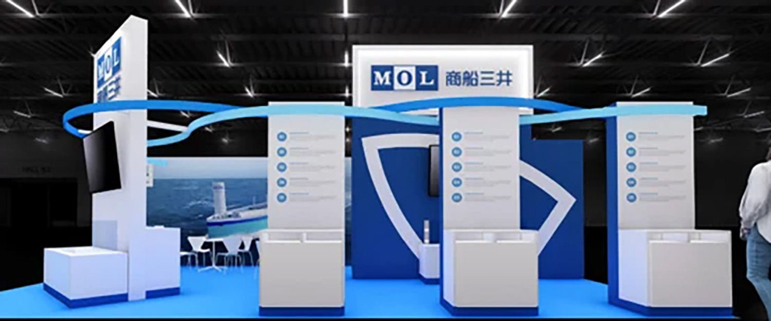デジタルスクリーンと情報パネルが配置された、青と白を基調としたMOL（商船三井）の展示ブースの3Dレンダリング画像。