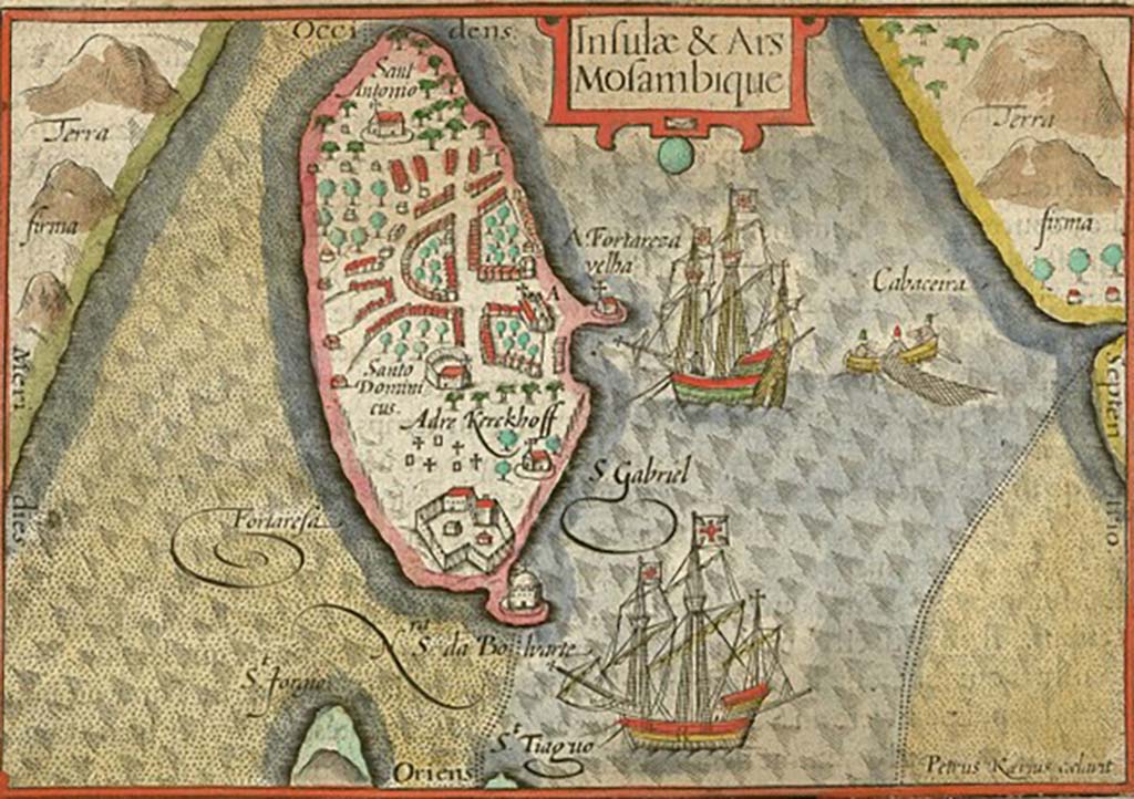 モザンビーク島の16世紀の地図。島の街並みや要塞、周囲の海に浮かぶ船が描かれている。