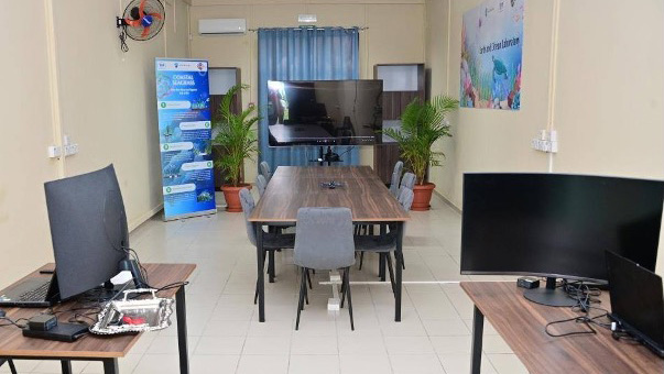 マスカレン大学で新設された「地球・海洋ラボ」の室内。テーブル、コンピュータ、大型スクリーンが設置され、環境調査やマッピングのための設備が整っている。