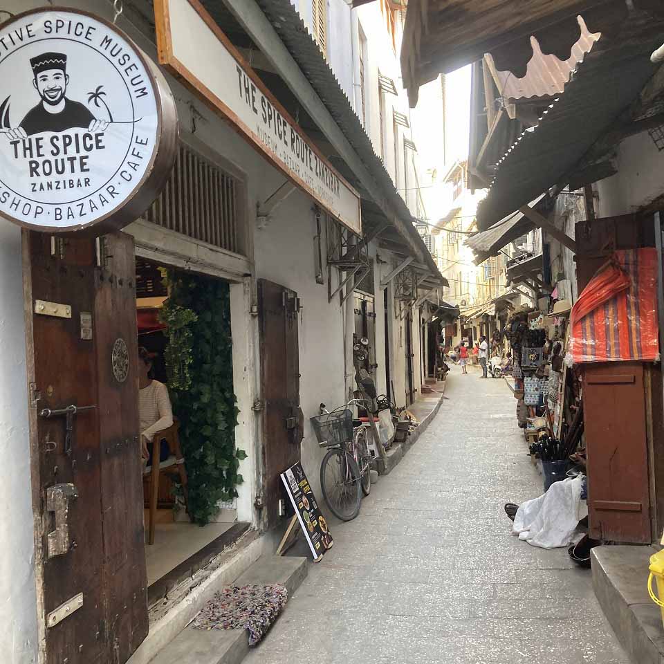 スパイスルートのショップと伝統的な店舗が並ぶストーンタウンの路地。