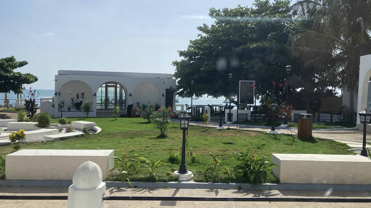 ストーンタウンの海沿いに広がる庭園と、海を望む白い歴史的建物。