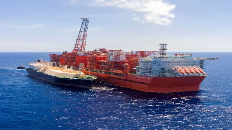 海上に浮かぶLNG生産施設と輸送船。成長するモザンビークの天然ガス輸出産業を示す光景。