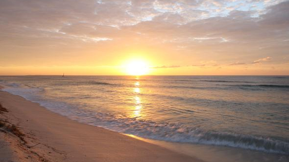 インド洋に面したモザンビークの海岸線に沈む夕日。水産資源と海産物輸出を象徴する景観。