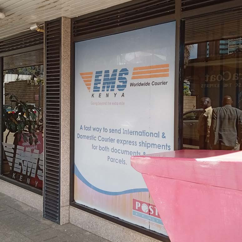 ナイロビにあるPOSTA KenyaのEMS・宅配サービス窓口の外観。国際郵便や配送を担うケニアの郵便システムを示している。