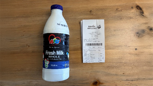 ナイロビのスーパーで購入した1リットルの新鮮な全乳とレシート