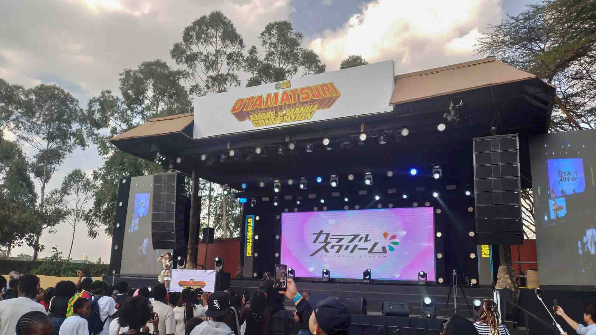 ケニアのオタ祭りアニメ・マンガコンベンションでのライブパフォーマンス