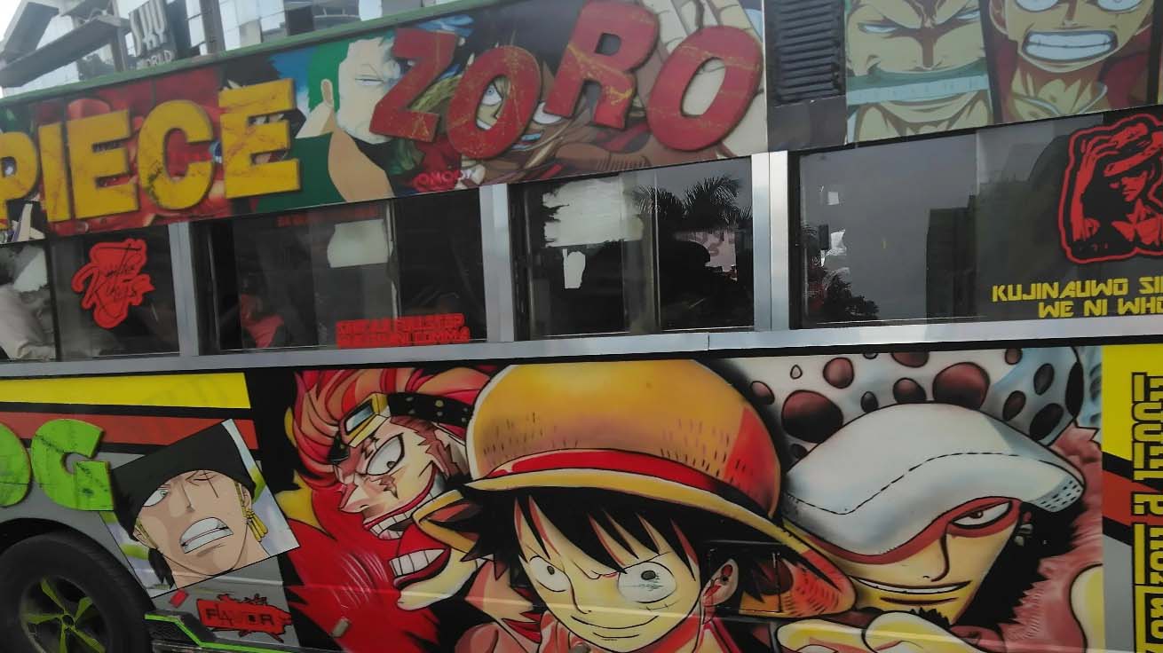 『ONE PIECE』のキャラクターで装飾されたケニアのマタトゥ