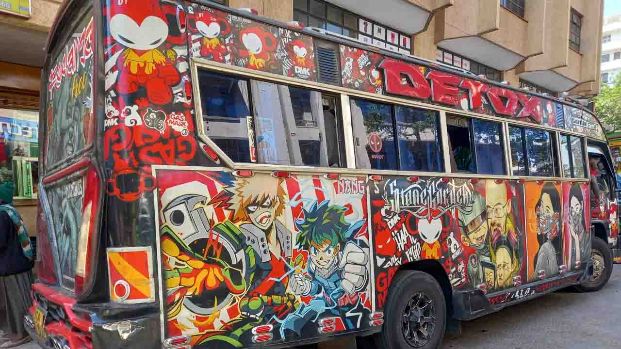 『僕のヒーローアカデミア』のアニメアートで装飾されたケニアのマタトゥ