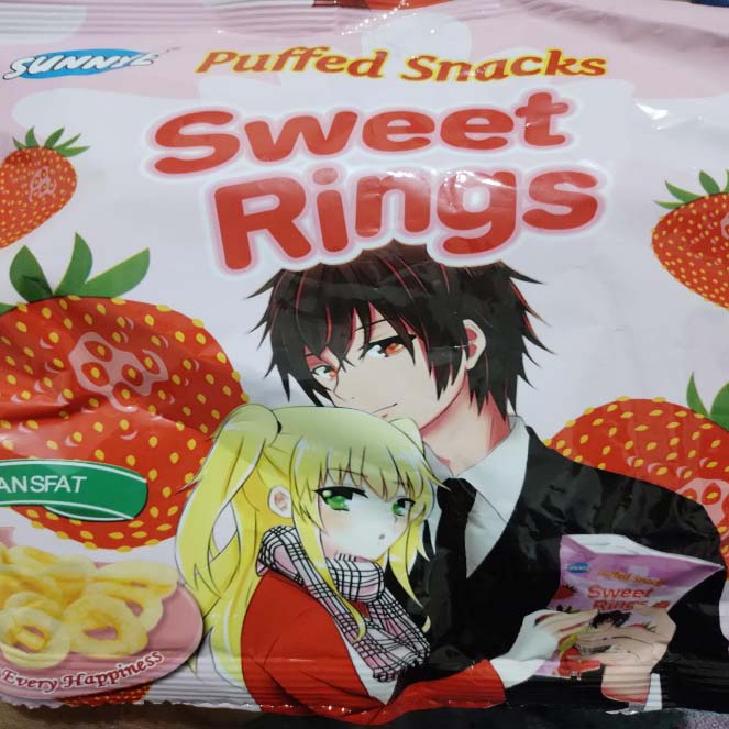アニメ風キャラクターが描かれたケニアの「Sweet Rings」スナック菓子