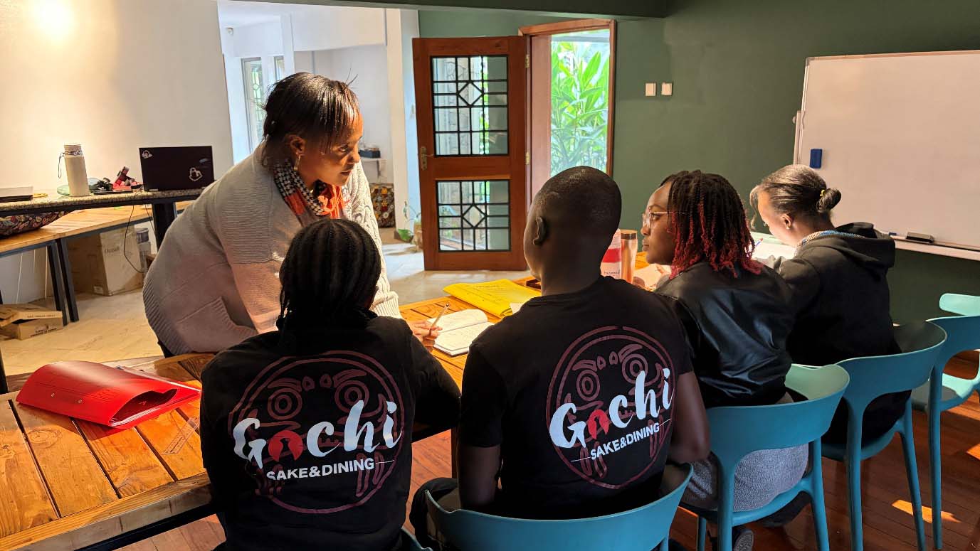 ナイロビのGochi日本食レストランで、講師とともに対面の日本語授業に取り組む学生たち。