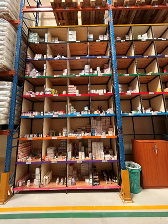 倉庫内の棚に整理整頓された医薬品がずらりと並んでいる様子。