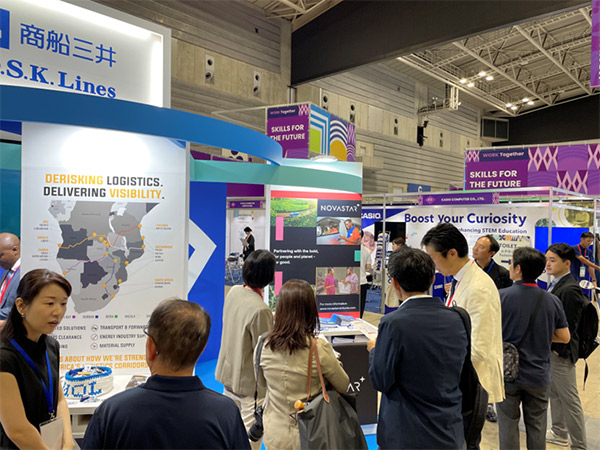 MOLブースのパネルを来場者が見学しており、アフリカ全域における物流の可視化とリスク軽減について説明されている。