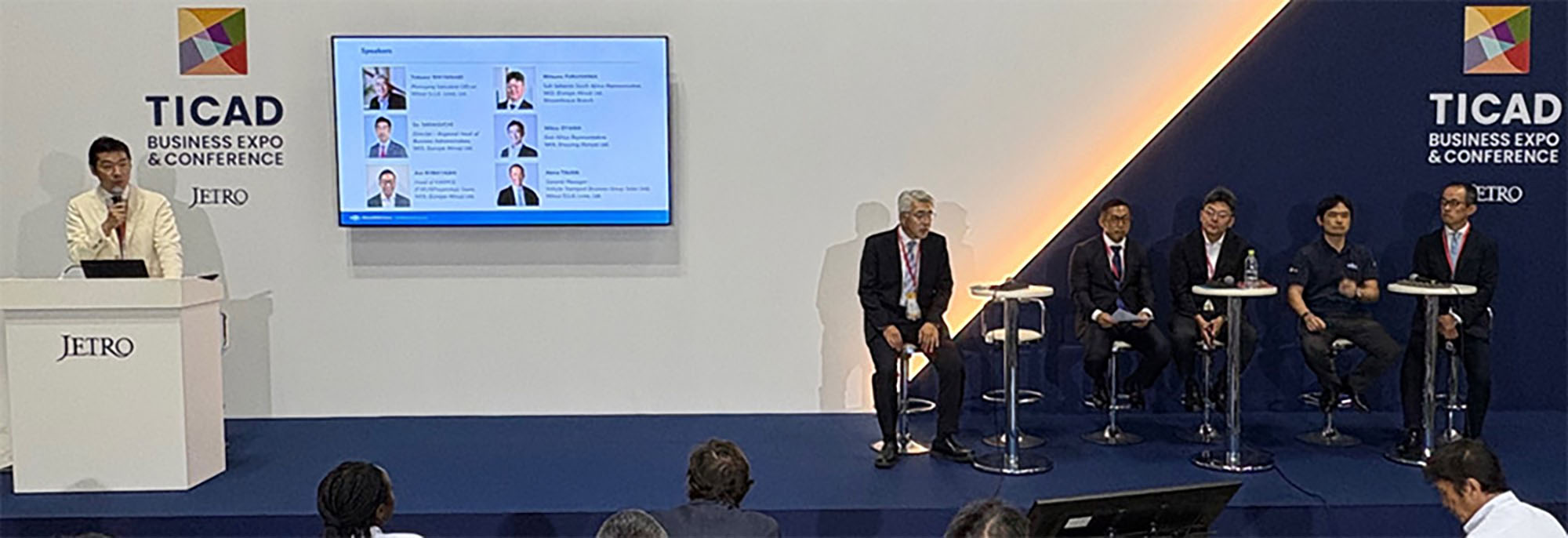 TICAD 9 ビジネスエキスポ＆カンファレンスでのパネルディスカッション。登壇者がステージに並び、モデレーターが紹介を行っている。